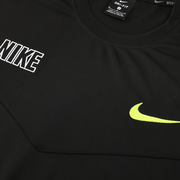 Conjunto de entrenamiento Nike en negro y verde: camiseta y pantalones cortos