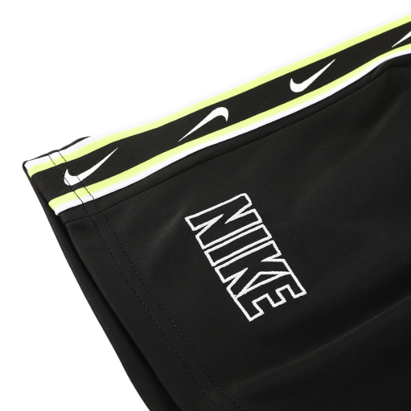 Conjunto de entrenamiento Nike en negro y verde: camiseta y pantalones cortos