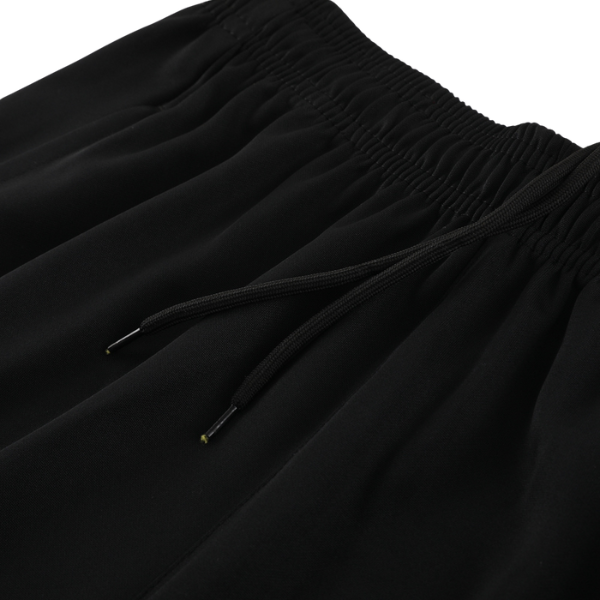 Conjunto de entrenamiento Adidas en blanco y negro con camiseta y pantalones cortos 