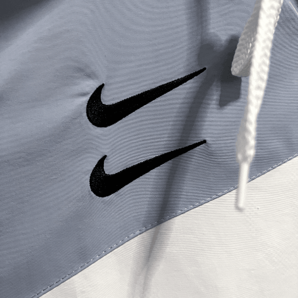 Chaqueta cortavientos Nike blanca y negra 