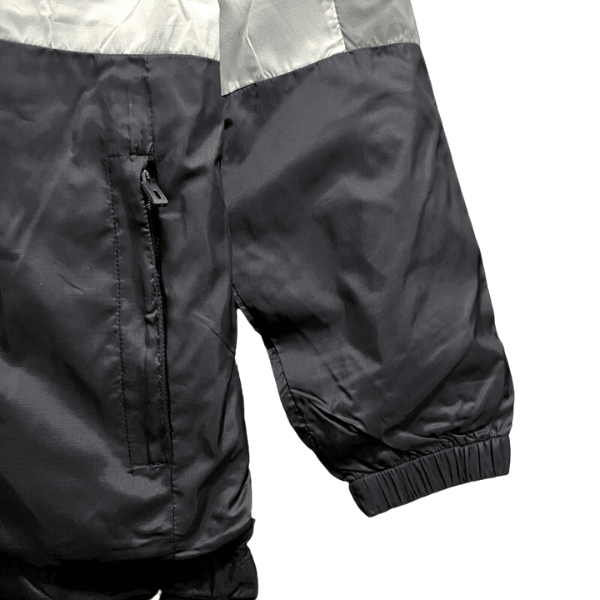 Chaqueta cortavientos Nike blanca y negra 