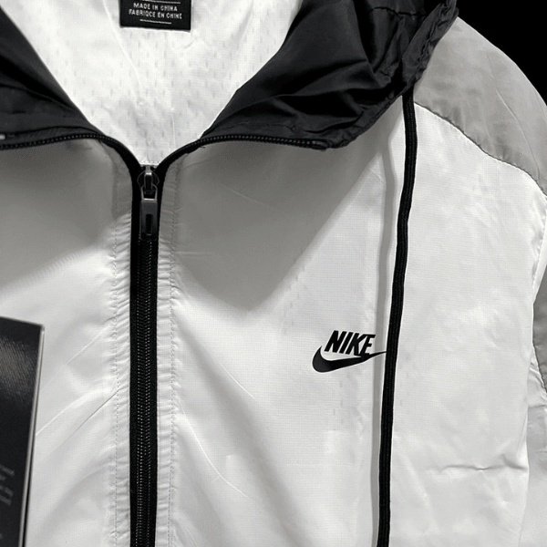 Chaqueta cortavientos Nike blanca y negra 