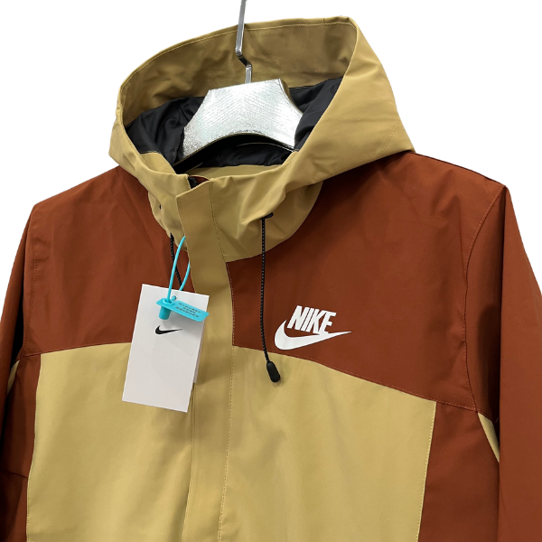 Chaqueta cortavientos Nike naranja y amarilla 