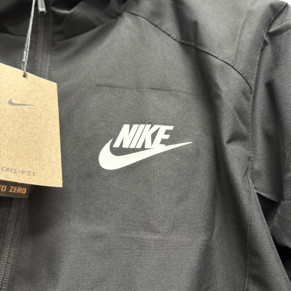 Chaqueta cortavientos negra Nike 