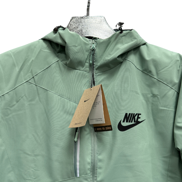 Chaqueta cortavientos verde claro de Nike 