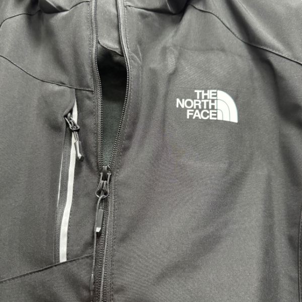 Chaqueta cortavientos negra The North Face
