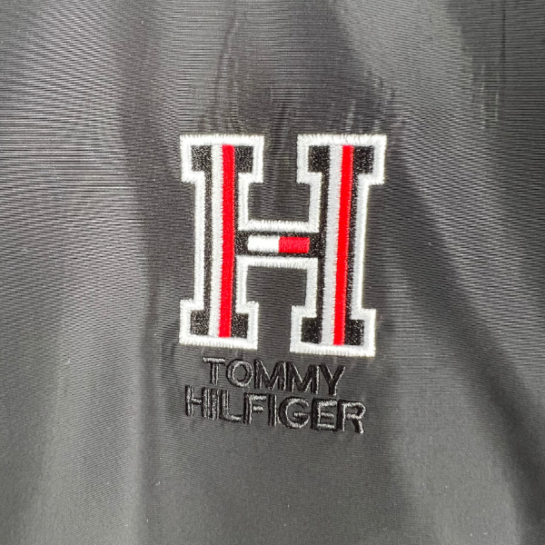 Chaqueta cortavientos negra de Tommy Hilfiger 