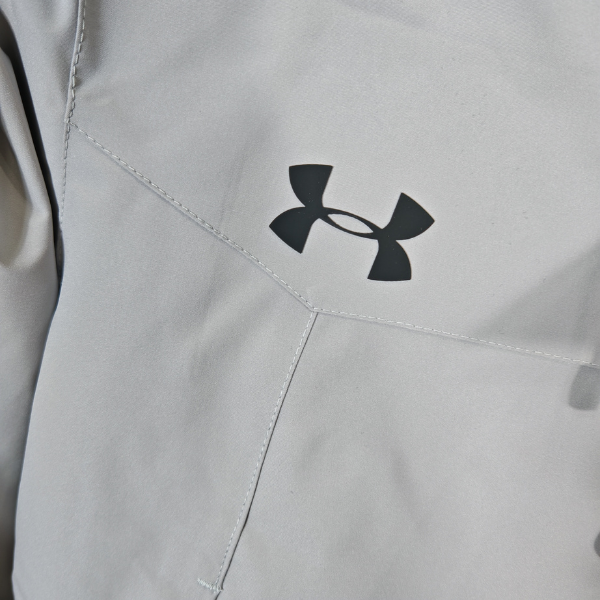 Chaqueta cortavientos gris Under Armour 