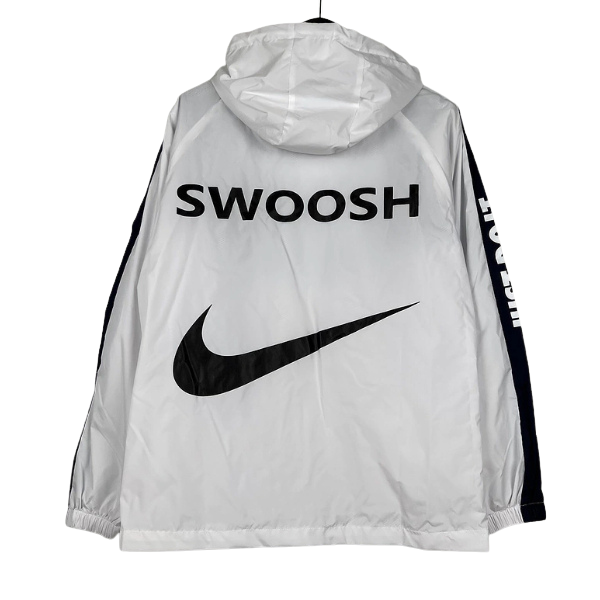 Chaqueta cortavientos Nike blanca, gris y azul 