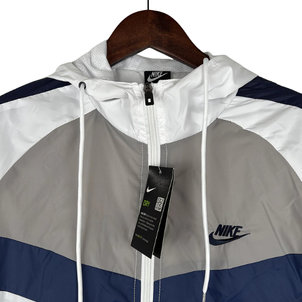 Chaqueta cortavientos Nike blanca, gris y azul 