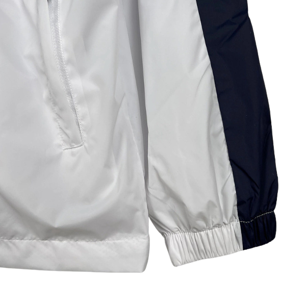 Chaqueta cortavientos Nike blanca, gris y azul 