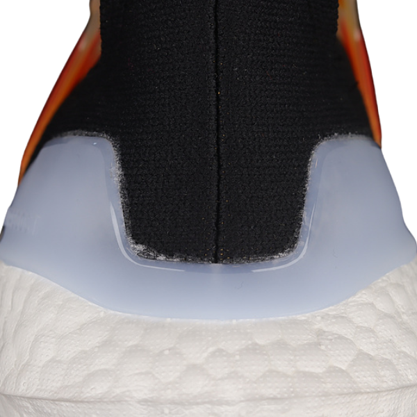 Zapatillas de running Adidas Ultraboost Light negras y rosas 