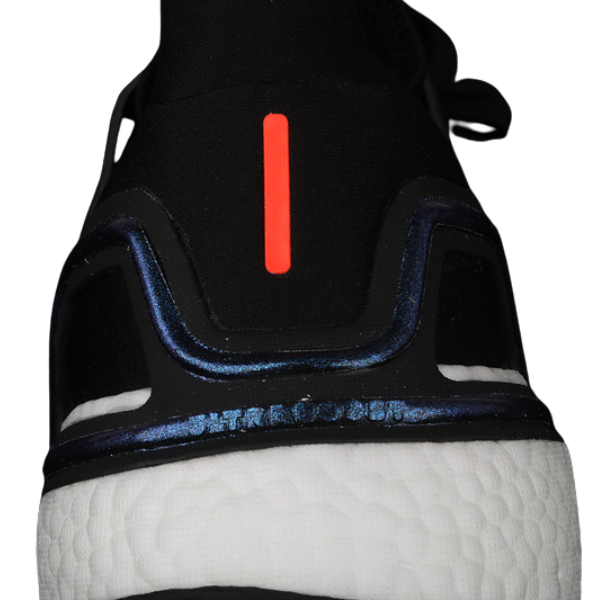 Zapatillas de running Adidas Ultraboost Light negras y moradas 