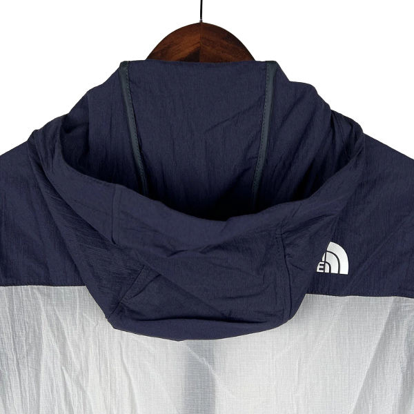 Chaqueta cortavientos azul y blanca de The North Face