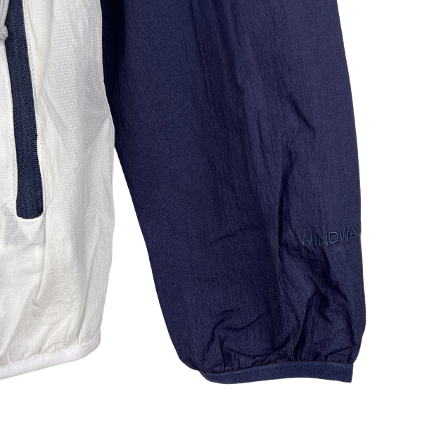 Chaqueta cortavientos azul y blanca de The North Face