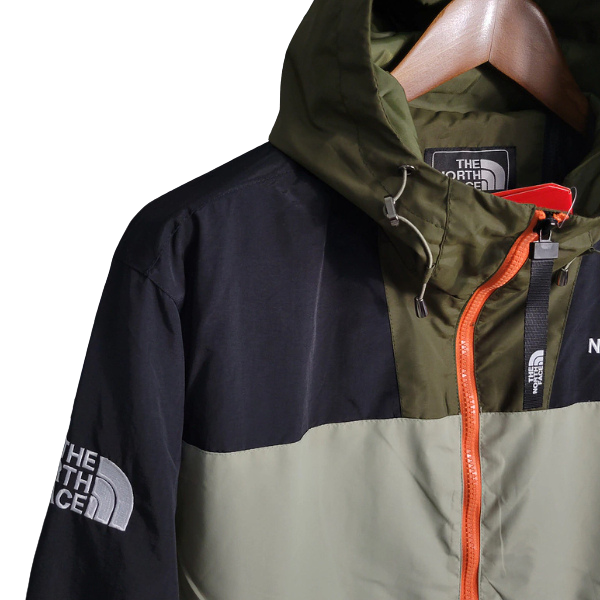 Chaqueta cortavientos verde y beige de The North Face