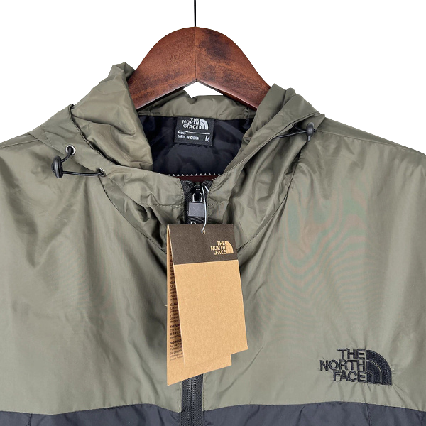 Chaqueta cortavientos verde y negra de The North Face