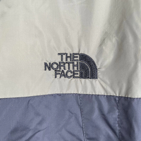 Chaqueta cortavientos verde y negra de The North Face