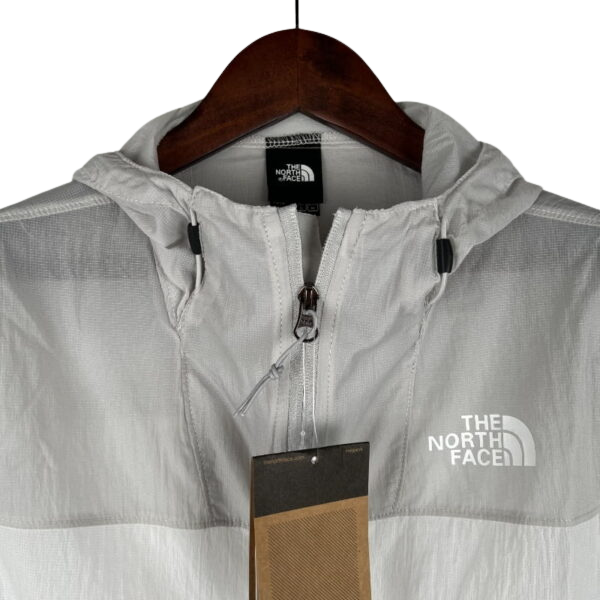 Chaqueta cortavientos gris blanca de The North Face
