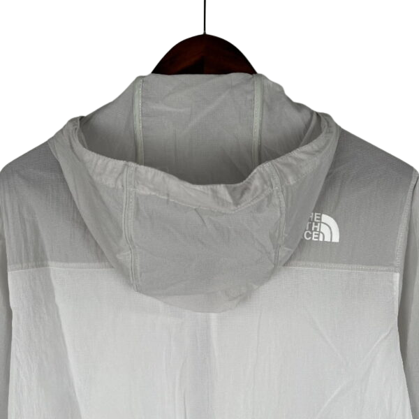 Chaqueta cortavientos gris blanca de The North Face