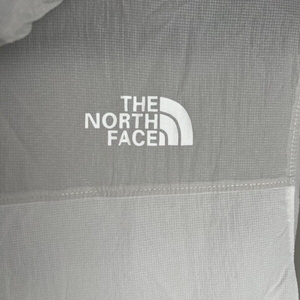 Chaqueta cortavientos gris blanca de The North Face