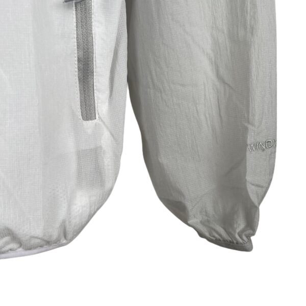 Chaqueta cortavientos gris blanca de The North Face