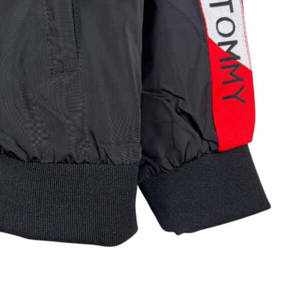 Chaqueta cortavientos Tommy Hilfiger negra, blanca y roja 