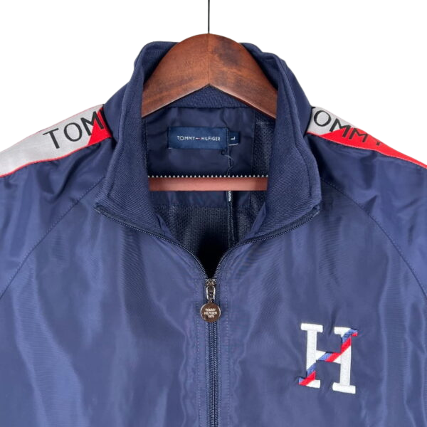 Chaqueta cortavientos Tommy Hilfiger azul, blanca y roja 