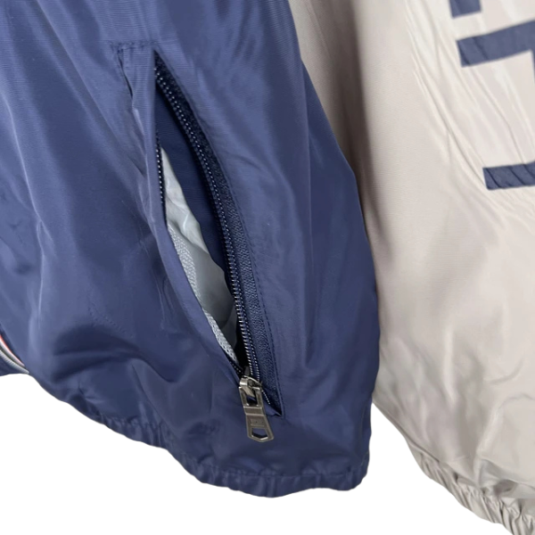 Chaqueta cortavientos gris y azul de Tommy Hilfiger 