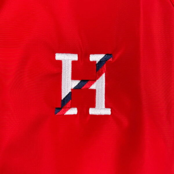 Chaqueta cortavientos roja y blanca de Tommy Hilfiger 