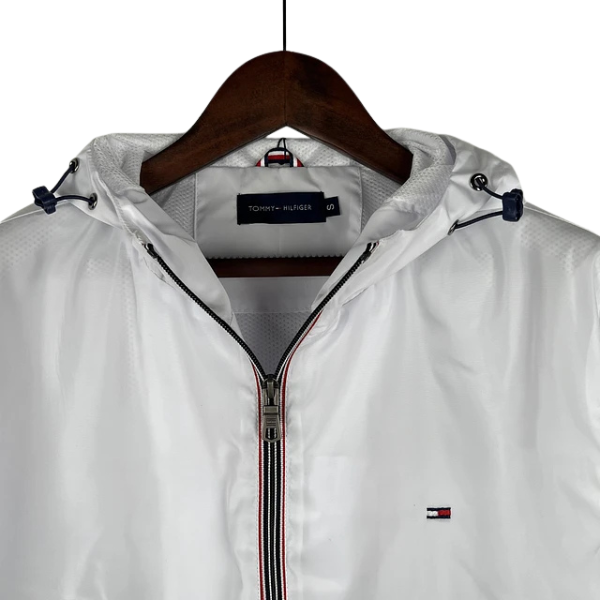 Chaqueta cortavientos blanca y negra de Tommy Hilfiger 